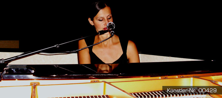 Sängerin, Pianistin und Komponistin Sängerin, Pianistin und Komponistin